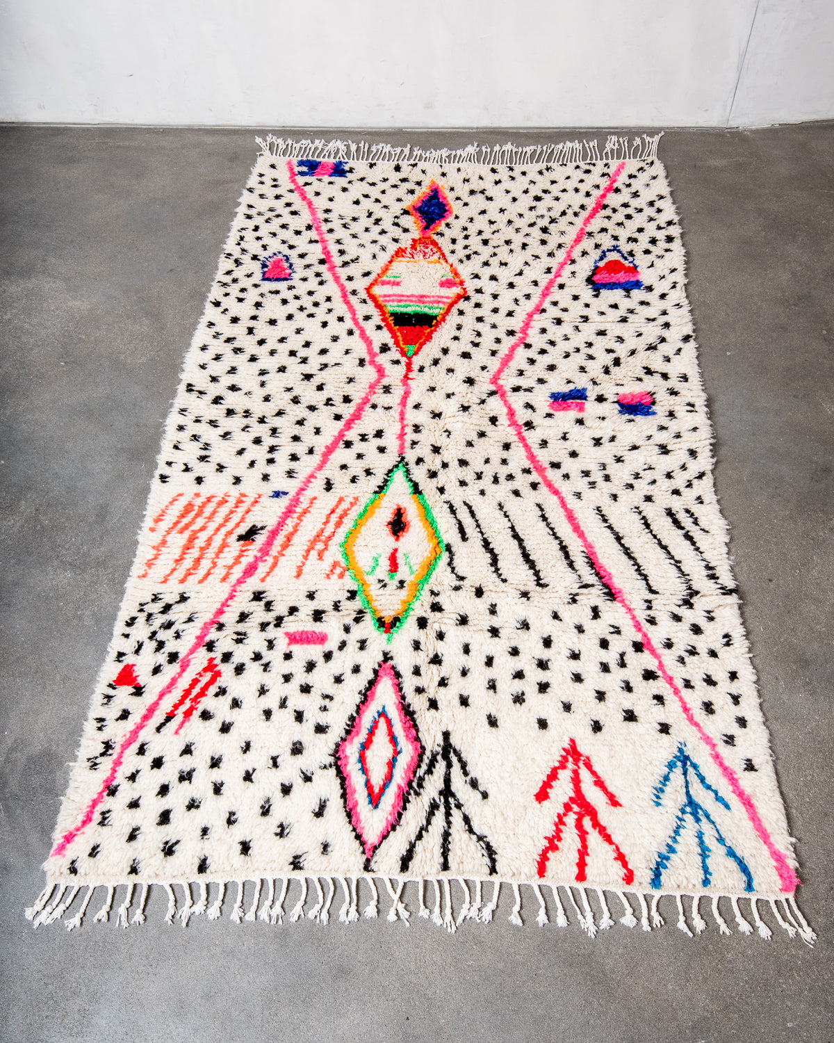 Modern designer handcrafted Berber rug from Morocco. Azilal rug with beautiful colors and patterns. Made of sheep’s wool and colourful cotton.
